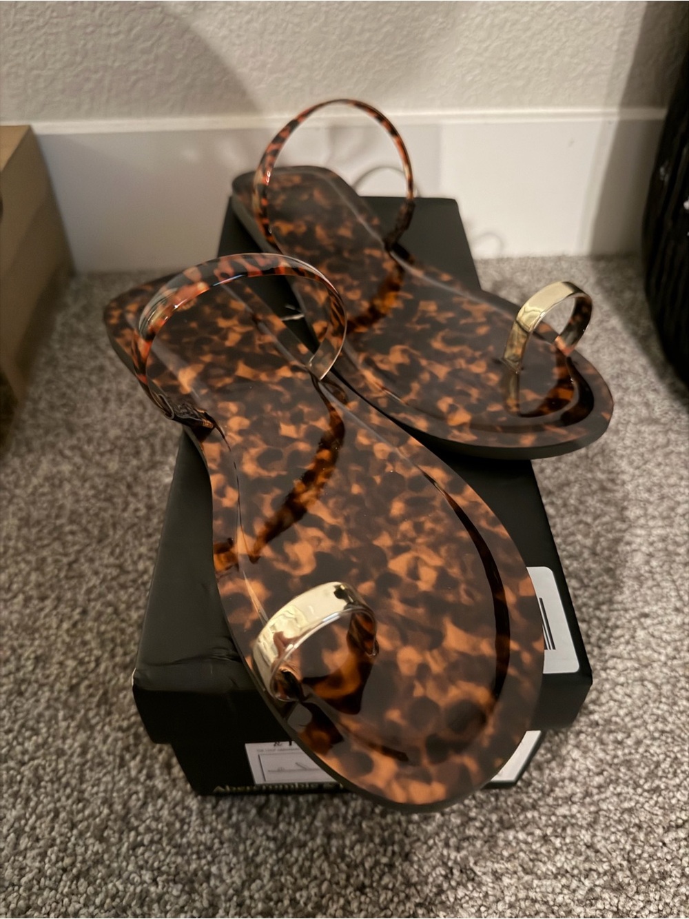Abercrombie & Fitch Tortoiseshell-Pattern Jelly Toe-Ring Sandals - Brown